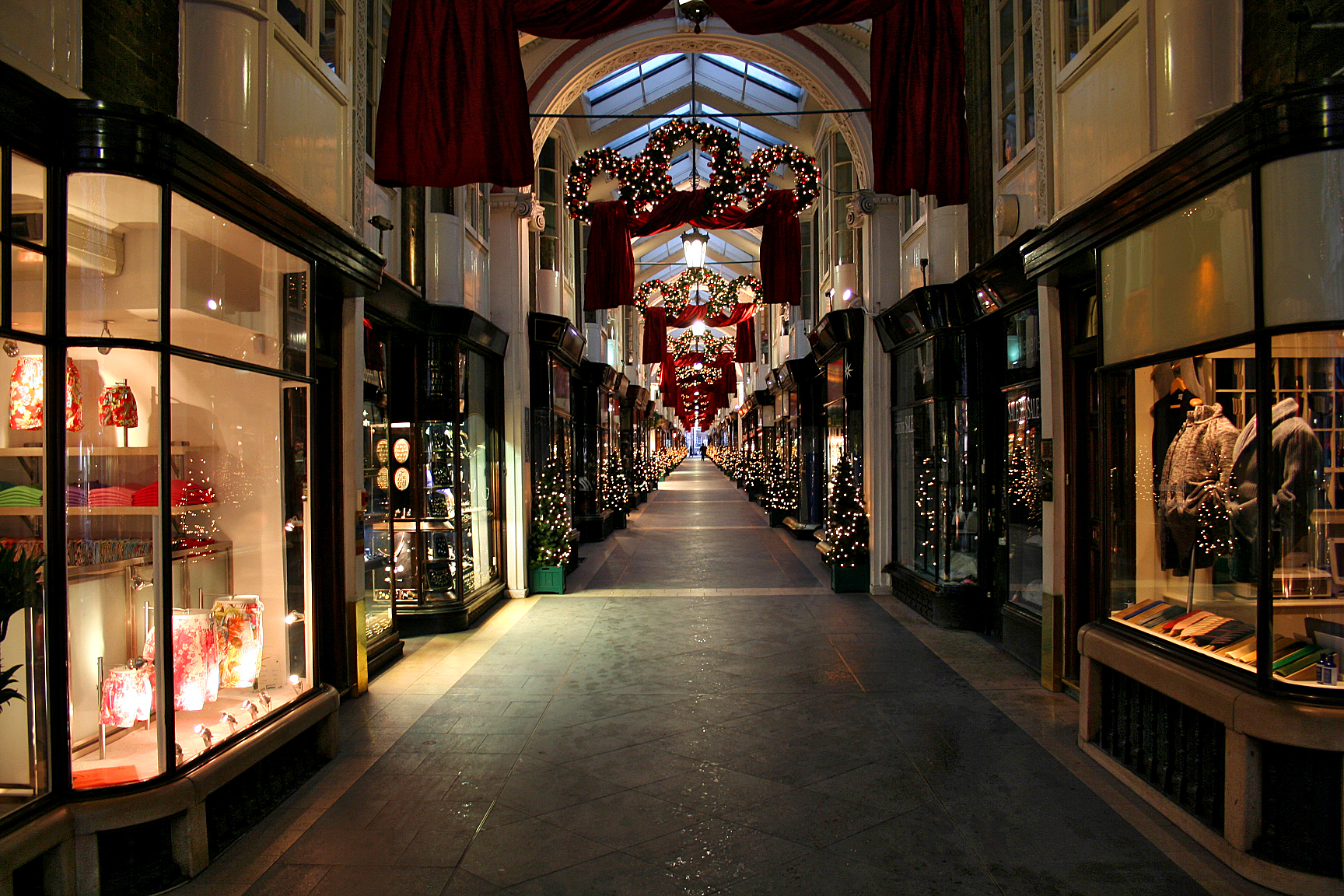 3 Things Stores Can Offer That Online Can’t This Holiday Season