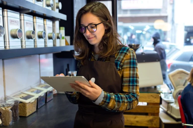 retail store manager with a checklist